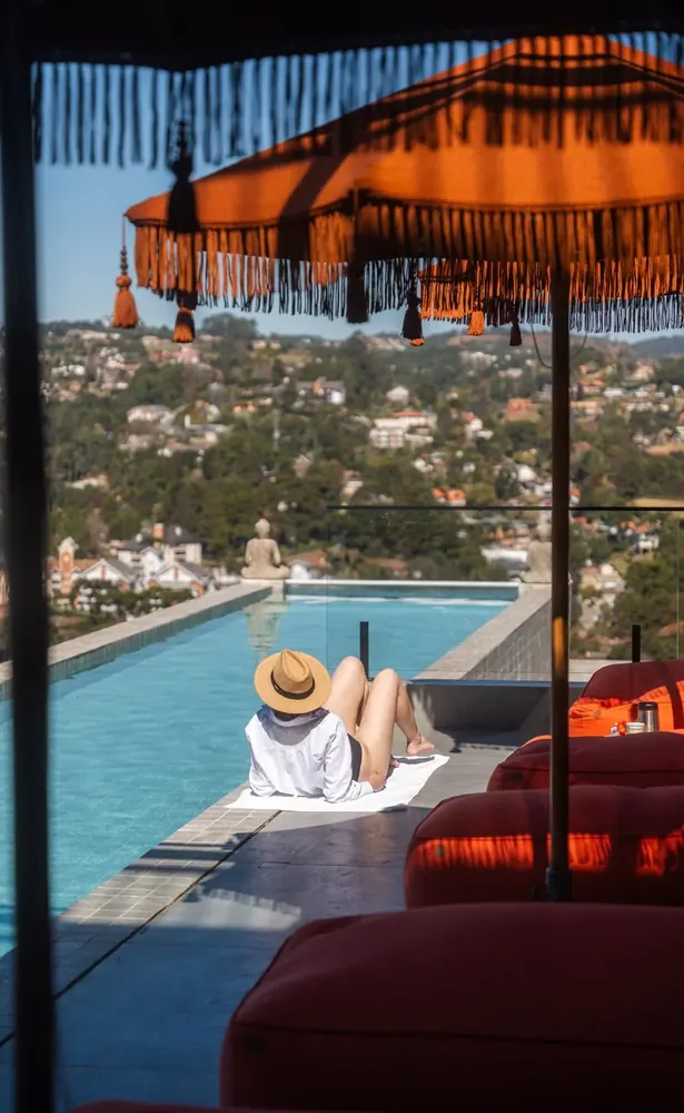 Piscina infinita com vista para a serra da Mantiqueira